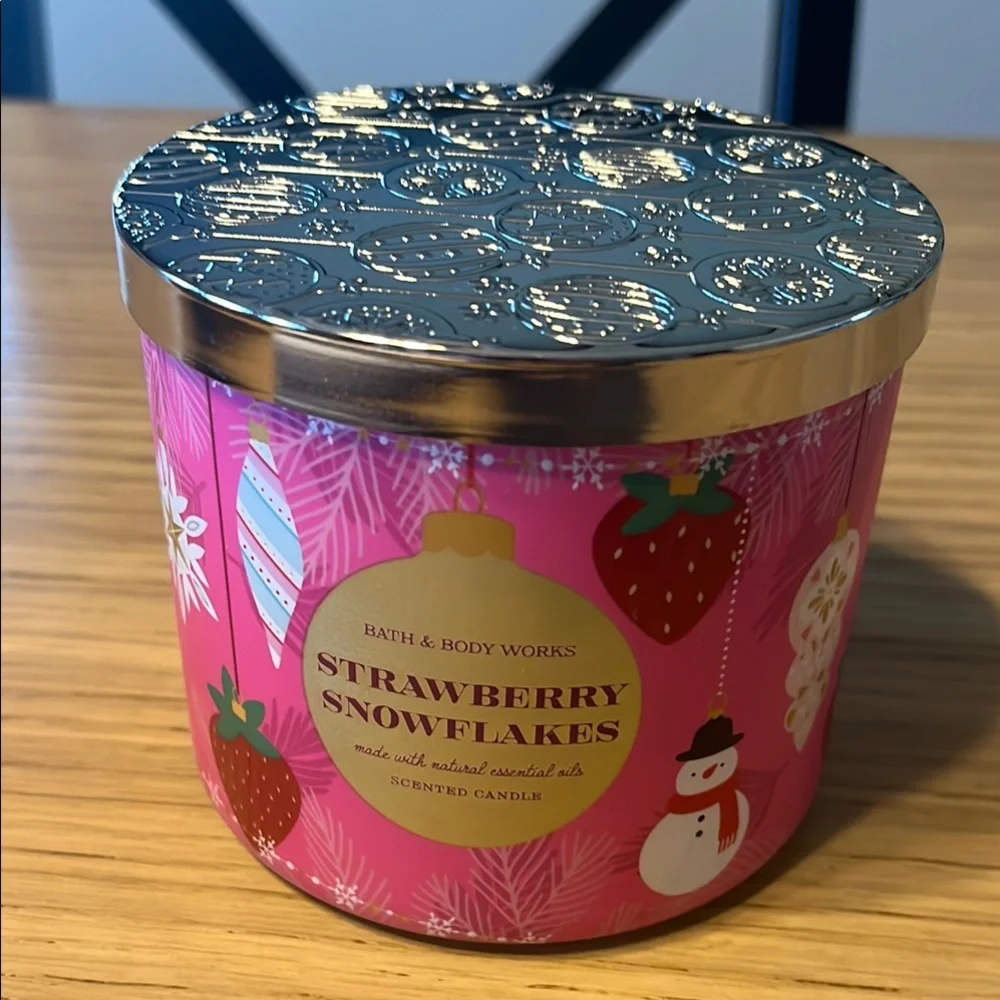 Bath & Body Works 3 Wick Candle. Strawberry Snowflakes.